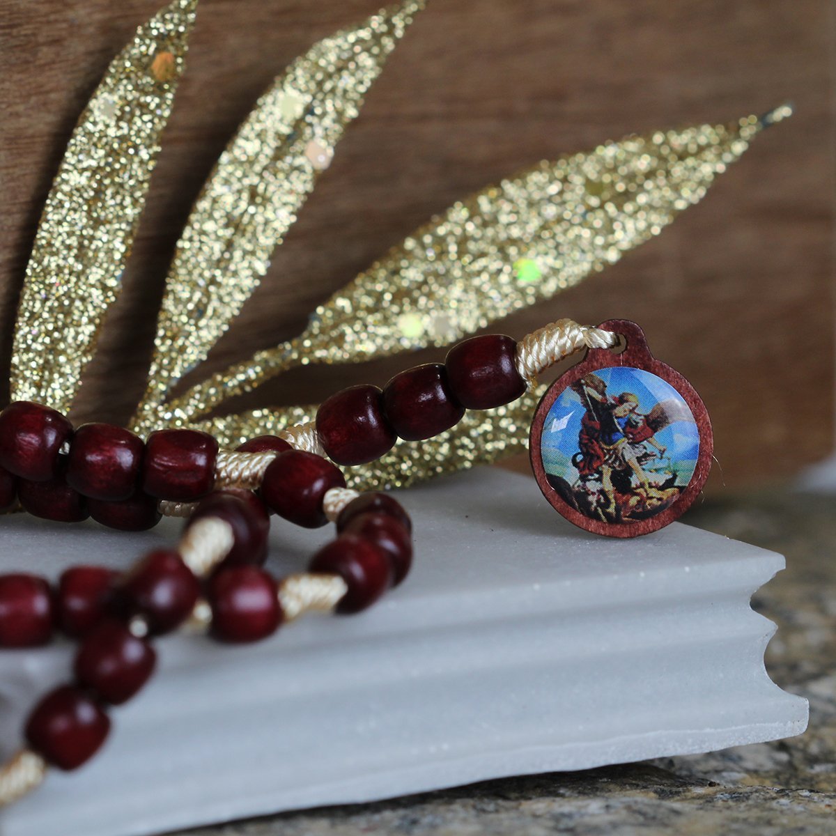 Terço Coroa de São Arcanjo Miguel Madeira Vermelha 6 mm - Imagem 2